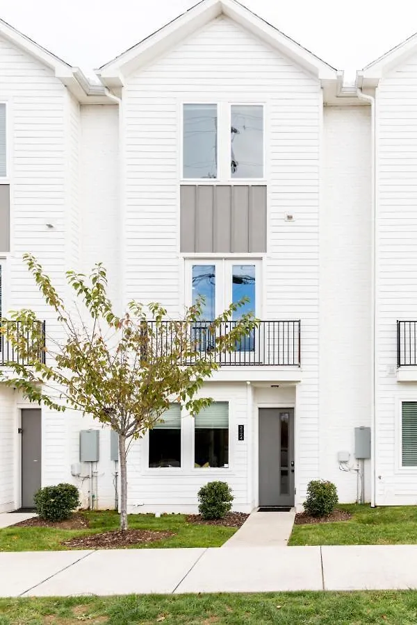 Star Retreat Townhome - 7 Beds 3 Miles To Downtown Nashville Ferienhaus